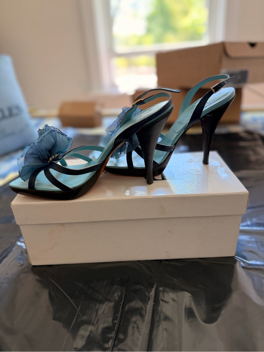 Beautiful Pegabo sling-back heels with flower - Picture 3 of 4